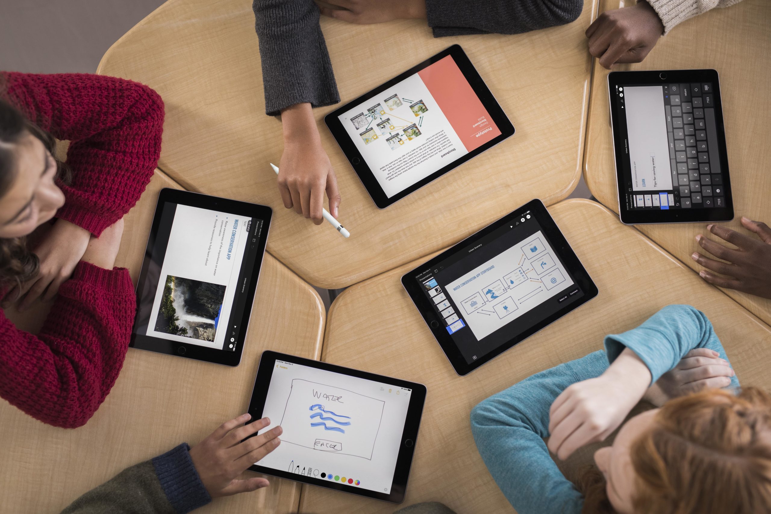 Schüler*innen mit iPads auf dem Tisch