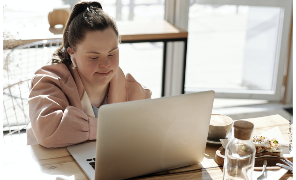 Mädchen_mit_Laptop_am_Tisch