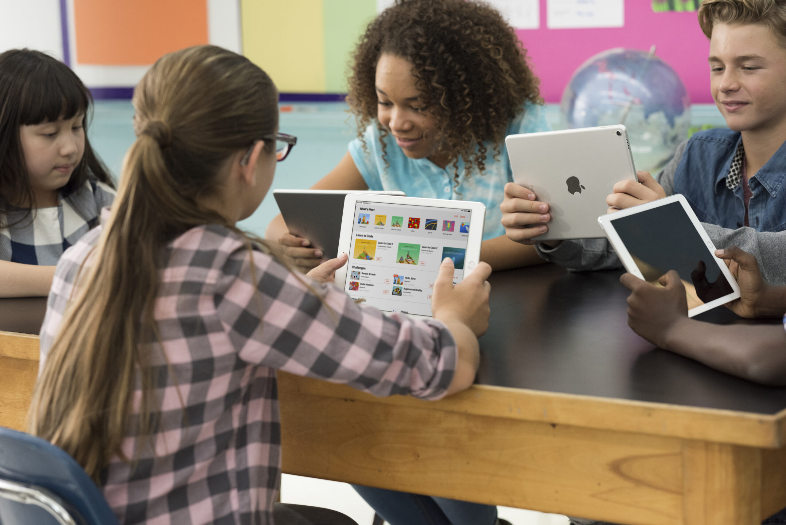 1 L CO 160828 Macbook iPad LA Classroom TC 000913 scaled