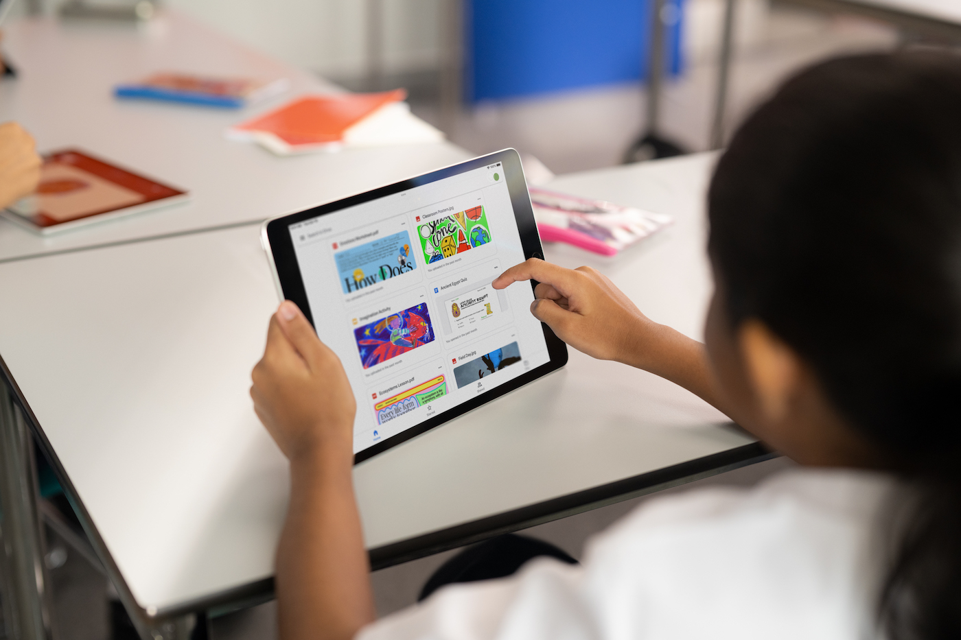 „Digitale Schule“ Heinrich-Heine-Gymnasium Dortmund: Mit iPad Geräten modernen Unterricht realisieren.